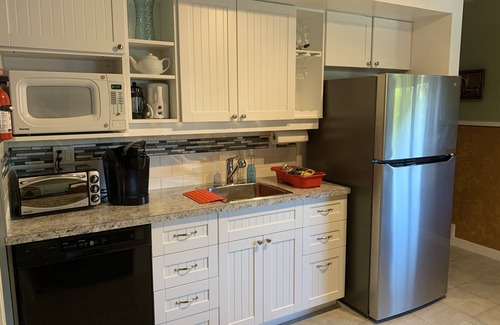 North Cowichan Casa | Pet friendly Cottage & Hot Tub *Unaffected by bylaw changes*