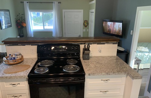 North Cowichan Casa | Pet friendly Cottage & Hot Tub *Unaffected by bylaw changes*