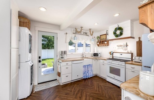 Villas Casa | Pet Friendly Cottage Near the Bay