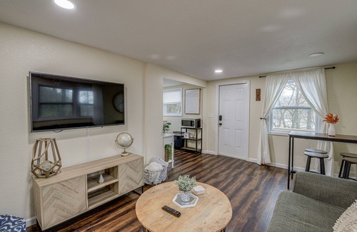 Ashley Oaks Cabaña | Pet-Friendly Cottage ~ 8 Mi to Downtown Knoxville!