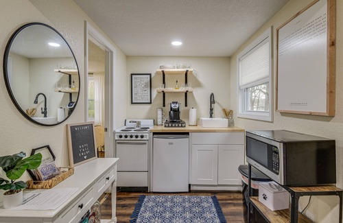 Ashley Oaks Cabaña | Pet-Friendly Cottage ~ 8 Mi to Downtown Knoxville!