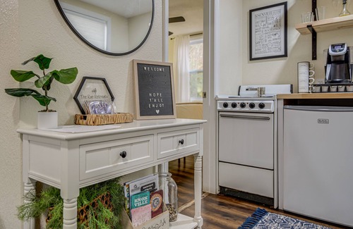 Ashley Oaks Cabaña | Pet-Friendly Cottage ~ 8 Mi to Downtown Knoxville!