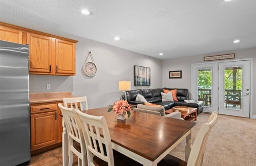 Sharps Chapel Condominio | Parson Shores Lodge # 1 Condominio aislado con muelle privado.