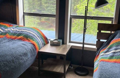 Sula Cabina | Pet Friendly, Cozy and Quiet East Fork River Cabin