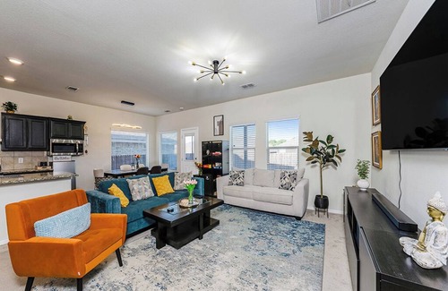John T White Casa | Pet friendly Cozy Home w/Fenced Backyard-15 mins to AT&T -Fortworth Stockyards