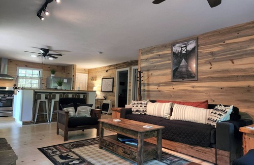 Cashes Valley Cabina | Pet Friendly Creekfront Cabin W/ King bed/ Fireplace/ Fitpit