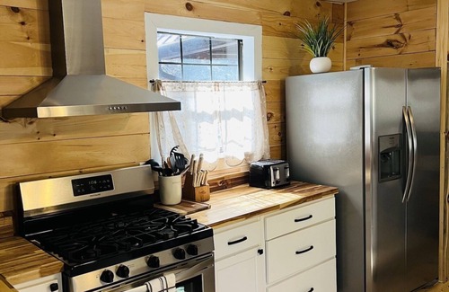 Cashes Valley Cabina | Pet Friendly Creekfront Cabin W/ King bed/ Fireplace/ Fitpit