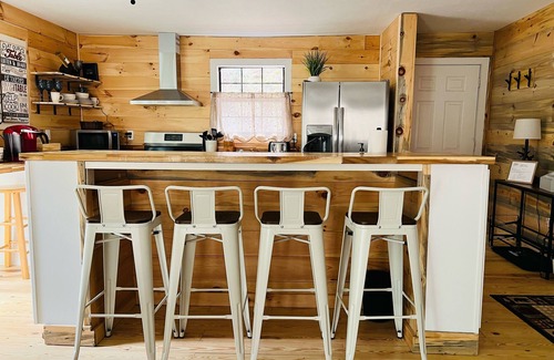 Cashes Valley Cabina | Pet Friendly Creekfront Cabin W/ King bed/ Fireplace/ Fitpit