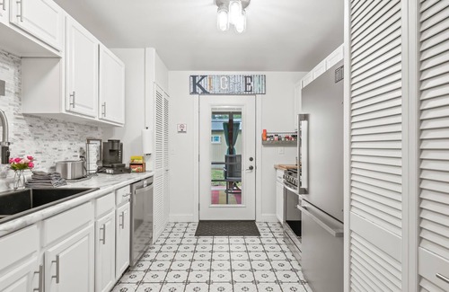 Nashville Cabaña | Pet-friendly Creekside Cottage