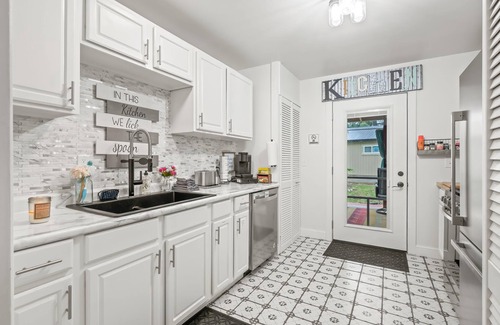 Nashville Cabaña | Pet-friendly Creekside Cottage