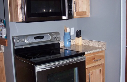Garrett Casa | Pet Friendly cute, clean home in proximity to Fort Wayne and major highways
