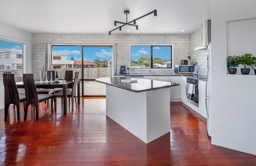 One Tree Point Casa | Pet-Friendly Deck Retreat w/ Marina Views!