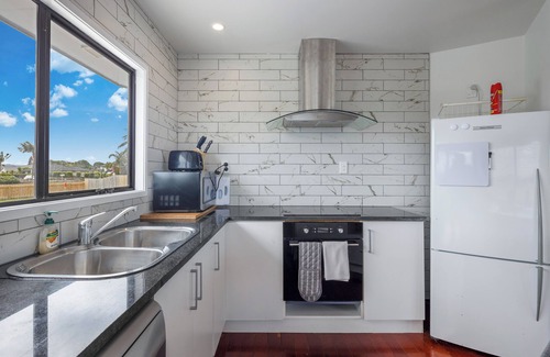 One Tree Point Casa | Pet-Friendly Deck Retreat w/ Marina Views!