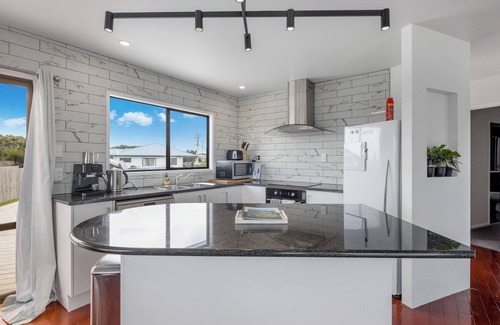 One Tree Point Casa | Pet-Friendly Deck Retreat w/ Marina Views!