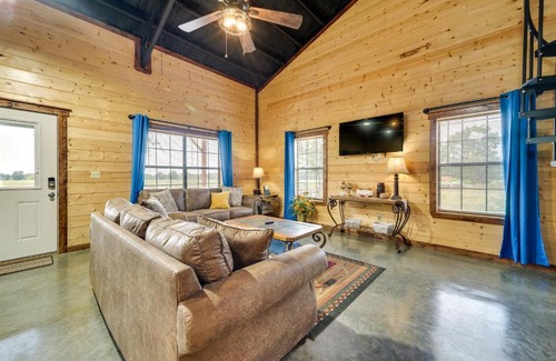 Golden Casa | Pet-Friendly Eagletown Home about 3 Mi to Kayaking!