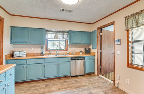 Etta Casa | Pet-Friendly Ecru Home: Patio & Yard, Near Hiking