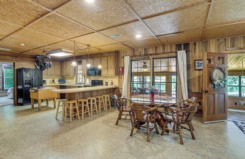 Ruffin Casa | Pet-Friendly Ehrhardt Home w/ Private Pond & Yard!