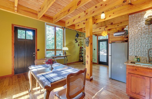 Eureka Springs Cabina | Pet-Friendly Eureka Springs Rental w/ Private Deck
