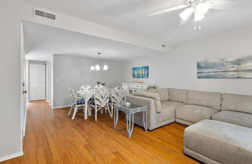 Folly Field Casa | Pet Friendly Folly Field Beach Stones Throw Villa 3 bed 2 & one half bath
