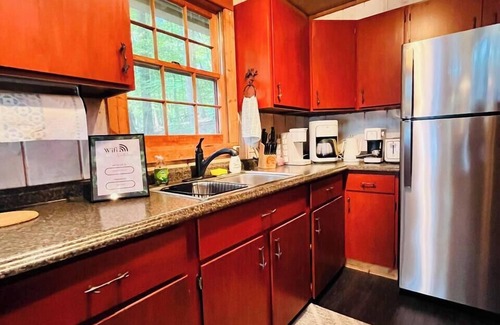 Helen Cabina | Pet Friendly, Firepit, Amazing Screened Porch