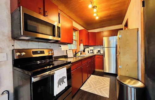 Helen Cabina | Pet Friendly, Firepit, Amazing Screened Porch