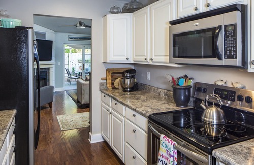 Charleston Casa | ¡Moderna casa de pueblo cerca de Folly Beach y Historic Charleston! Patio privado.
