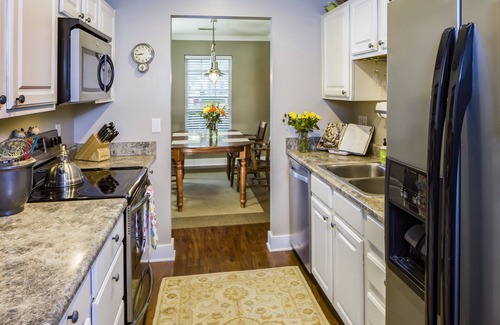 Charleston Casa | ¡Moderna casa de pueblo cerca de Folly Beach y Historic Charleston! Patio privado.