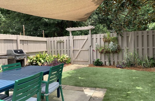 Charleston Casa | ¡Moderna casa de pueblo cerca de Folly Beach y Historic Charleston! Patio privado.