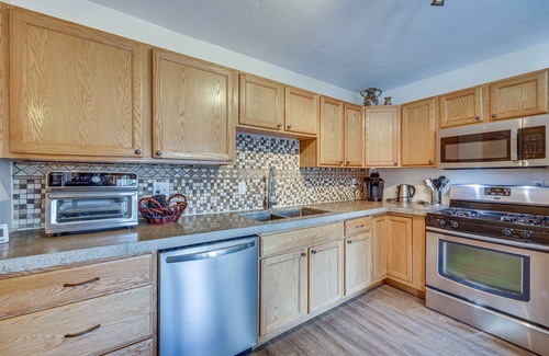 Florissant Cabina | Pet-Friendly Florissant Cabin w/ Fire Pit!