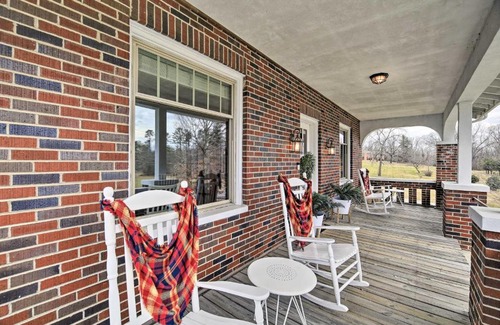 Floyd Casa | Pet-Friendly Floyd House with Porch - In Town!