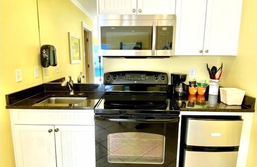 Atlantic Beach Hotel | Pet-friendly, Full Kitchen - 3 Blocks to Beach! Unit 403