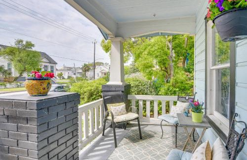 San Jacinto Casa | Pet-Friendly Galveston Bungalow, half Mi to Beach!