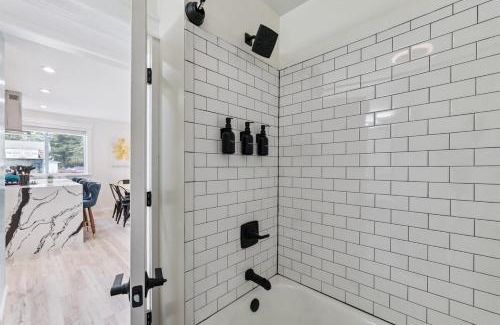 New Baltimore Casa | Pet Friendly, Gated Backyard, Game room, Hot Tub