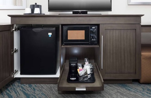 Downtown Fort Lauderdale Hotel | Pet-Friendly Getaway w/Outdoor Pool and Free Breakfast | Close to Las Olas Blvd