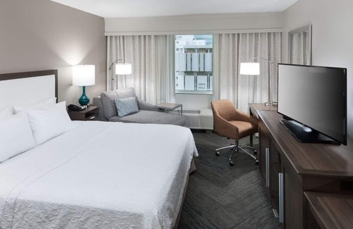 Downtown Fort Lauderdale Hotel | Pet-Friendly Getaway w/Outdoor Pool and Free Breakfast | Close to Las Olas Blvd
