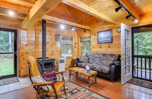 Glenfield Cabina | Pet-Friendly Glenfield Vacation Rental on River!