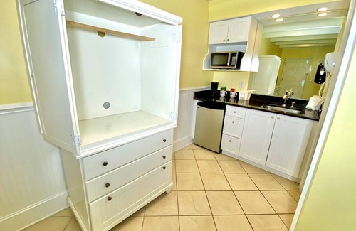 Atlantic Beach Hotel | Pet-friendly, Hidden Gem, 3 Blocks to Beach! Unit 201