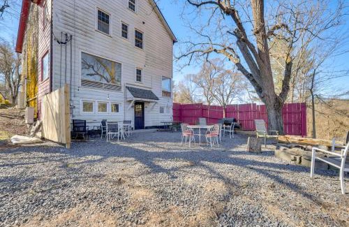 East Stroudsburg Casa | Pet Friendly Historic East Stroudsburg Manor