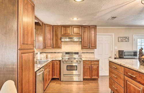 Meadowbrook Casa | Pet-Friendly Home ~ 6 Mi to Downtown Fort Worth!