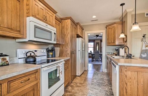 Manhattan Cabaña | Pet-friendly Home: Grill & Fire Pit in Manhattan