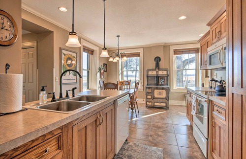 Manhattan Cabaña | Pet-friendly Home: Grill & Fire Pit in Manhattan