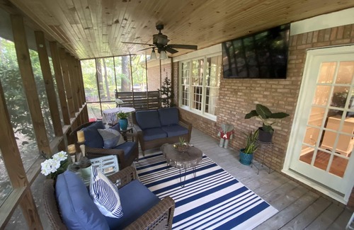 Tuscaloosa Casa | Pet Friendly Home Minutes from UA with Large Fenced Backyard and Movie Theatre