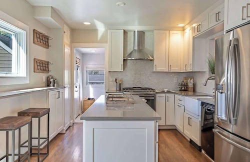 West Annapolis Casa | Pet-Friendly Home Near USNA Stadium with Parking