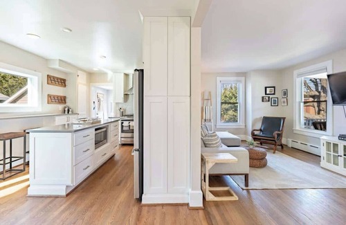 West Annapolis Casa | Pet-Friendly Home Near USNA Stadium with Parking