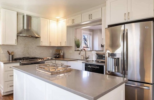 West Annapolis Casa | Pet-Friendly Home Near USNA Stadium with Parking