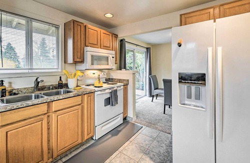 Edmonds Casa | Pet-Friendly Home w/ Yard ~ 1 Mi to Beach!