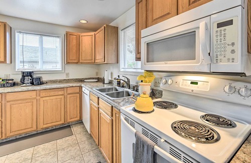 Edmonds Casa | Pet-Friendly Home w/ Yard ~ 1 Mi to Beach!