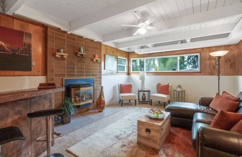 Des Moines Casa | Pet-friendly home with washer/dryer, deck, fenced front/backyar