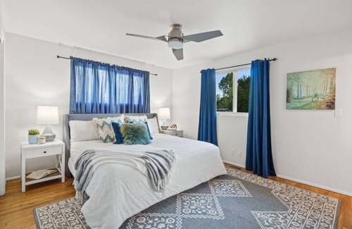 Des Moines Casa | Pet-friendly home with washer/dryer, deck, fenced front/backyar