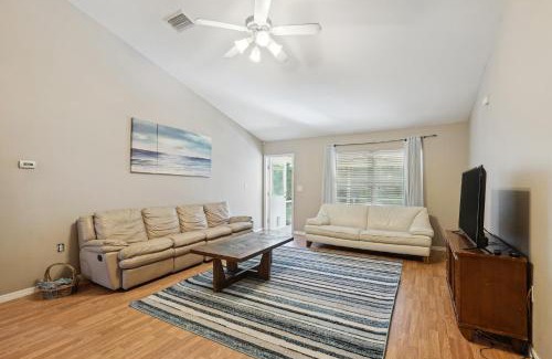 Mariner Casa | Pet-Friendly Home with Backyard in Cape Coral!
